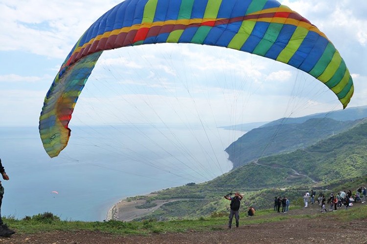 Uçmakdere bayramda paraşüt tutkunlarını ağırlıyor