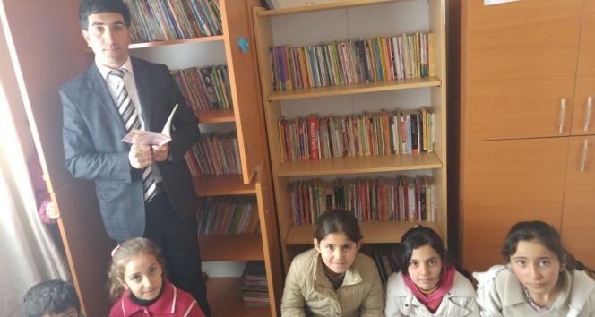 Ücretli öğretmen kendi imkanlarıyla, kütüphane yaptı