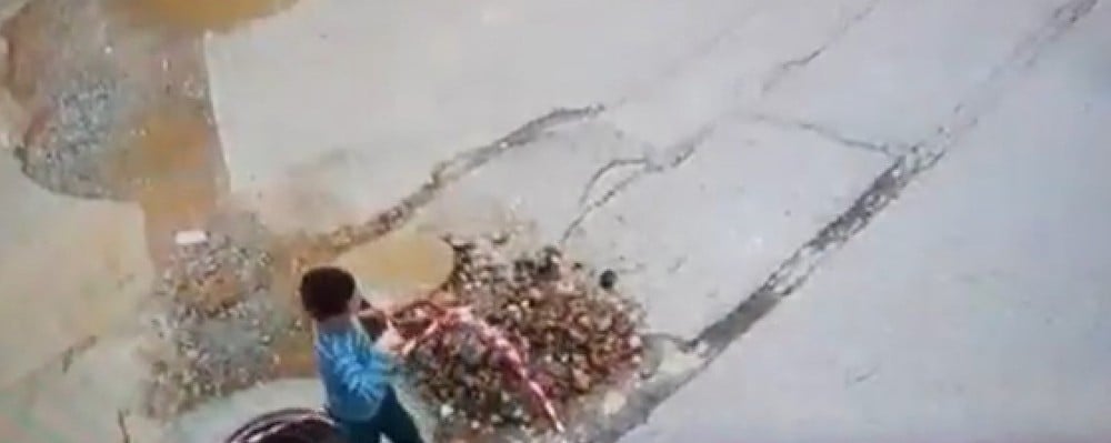 Uçurtma uçuran çocuk üstü açık bırakılan kanala düştü 