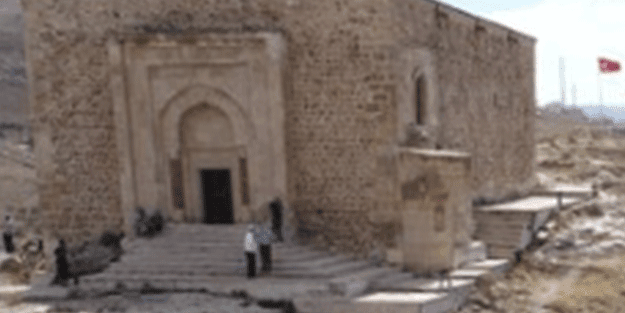 Uçurum kıyısında ibadet! Görenler hayrete düşüyor