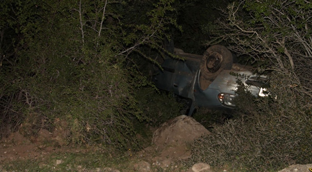 Uçuruma devrilen otomobilden sağ kurtuldular