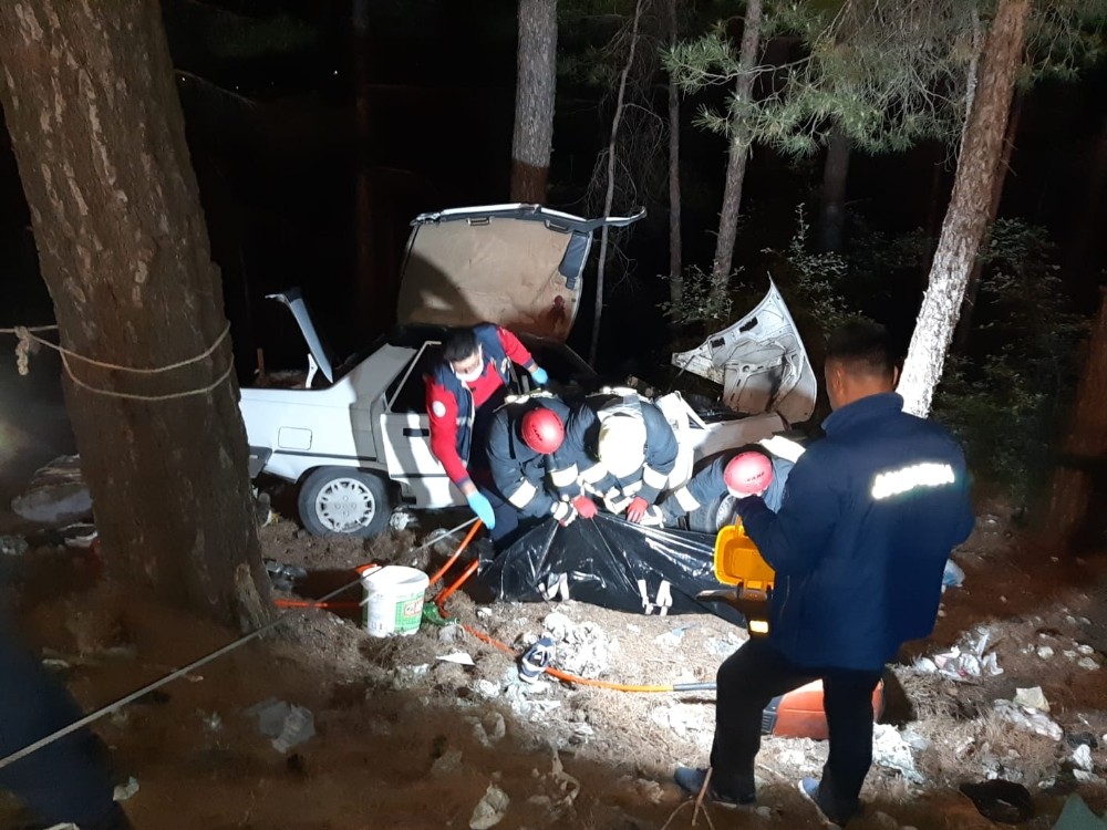 Uçuruma yuvarlanan otomobilde baba öldü, eşi ve 2 çocuğu yaralandı 