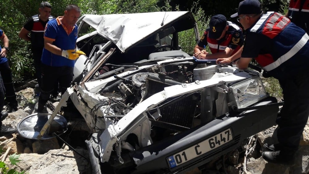 Uçuruma yuvarlanan otomobilde bulunan 2 kişi öldü 