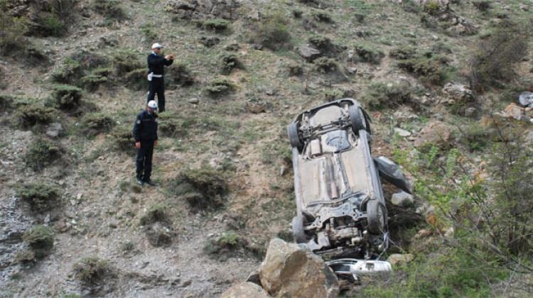 Uçuruma yuvarlanan otomobilden sağ çıktılar