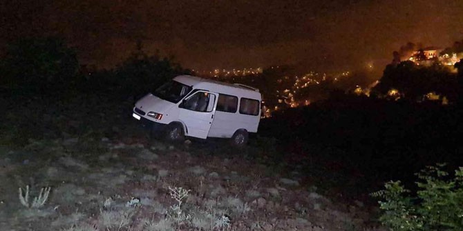 Uçurumun kenarında mahsur kalan gençler kurtarıldı