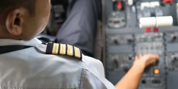 Uçuşun gecikeceğini anons eden pilota yolcu saldırısı!