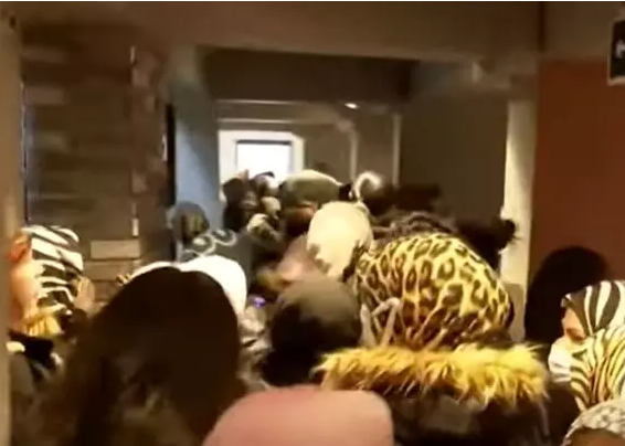 Ucuz altını duyan, oraya koştu! Sıranın başı sonu gözükmedi! Bakın ne kadara verdiler! Şok olacaksınız