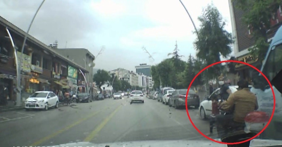 Ucuz atlatılan kaza anı araç içi kamerasına yansıdı 