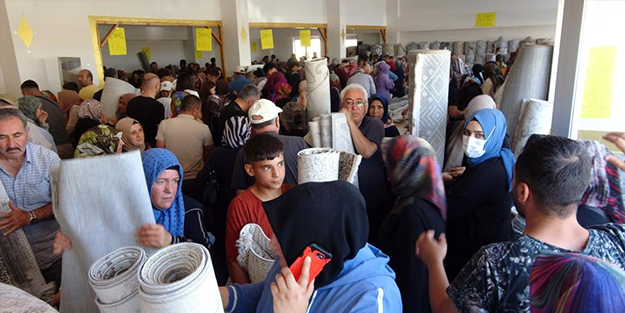 Ucuz halı satışı izdihama neden oldu