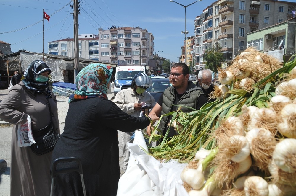 Ucuz sarımsak almak için vatandaşlar sıraya girdi 