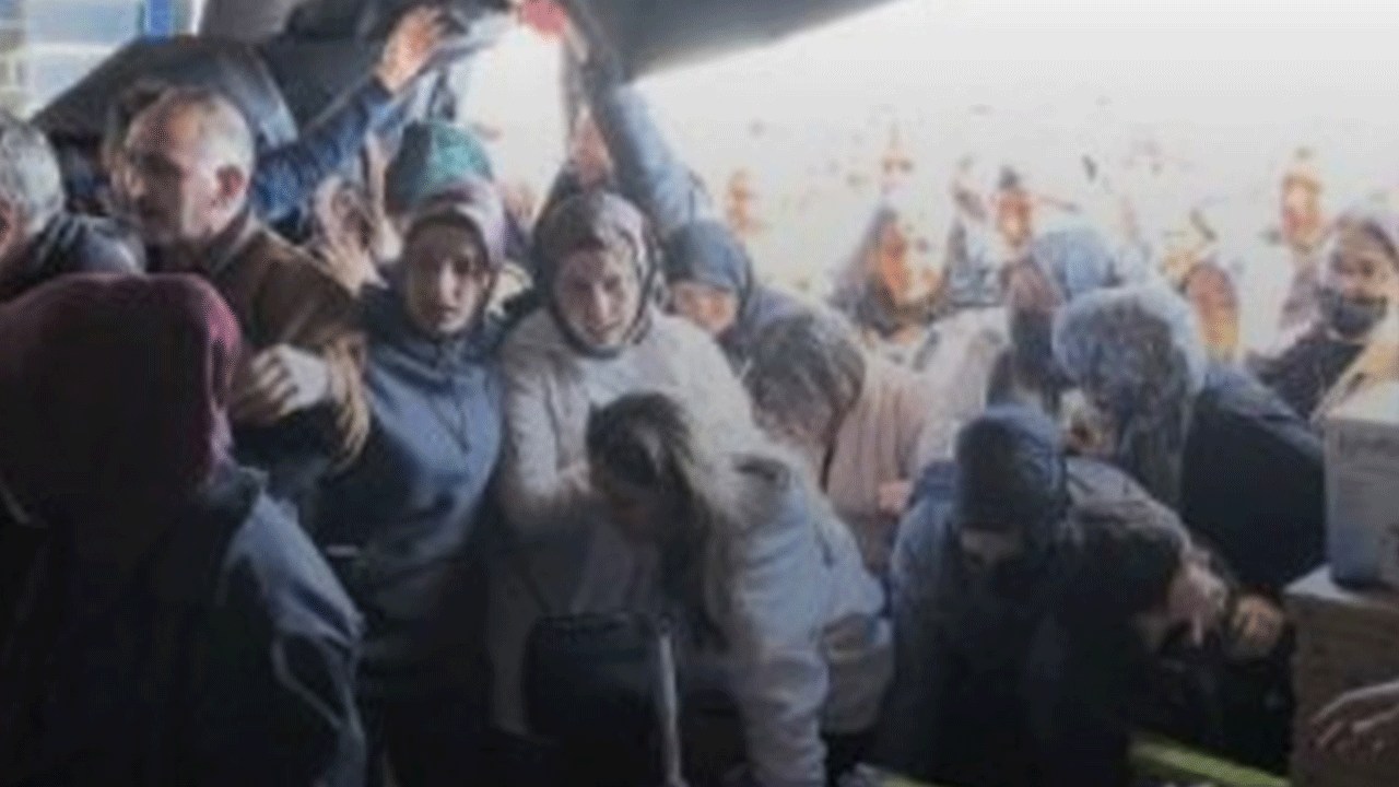 Ucuz ürün çılgınlığı! Birbirlerini böyle ezdiler!