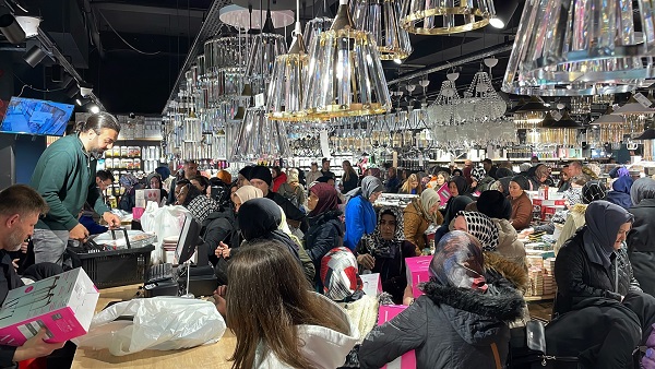 Ucuza ürün almak için birbirlerini ezdiler! Fiyatı duyan koştu