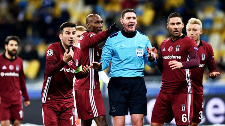 UEFA, olay hakemin cezasını kesti!