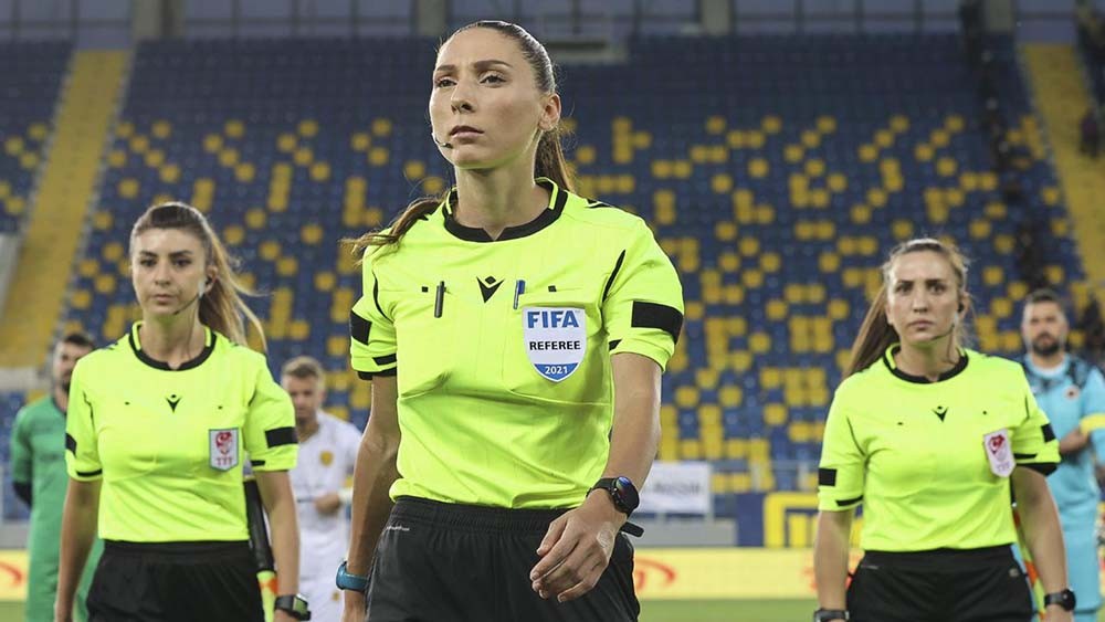 UEFA'dan FIFA kokartlı hakemimize görev