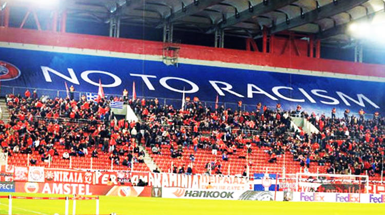 UEFA'dan Olympiakos'a tokat gibi ırkçılık pankartı!