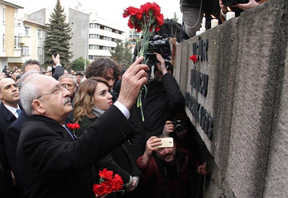 Uğur Mumcu ölümünün 27. yılında evinin önünde anıldı 