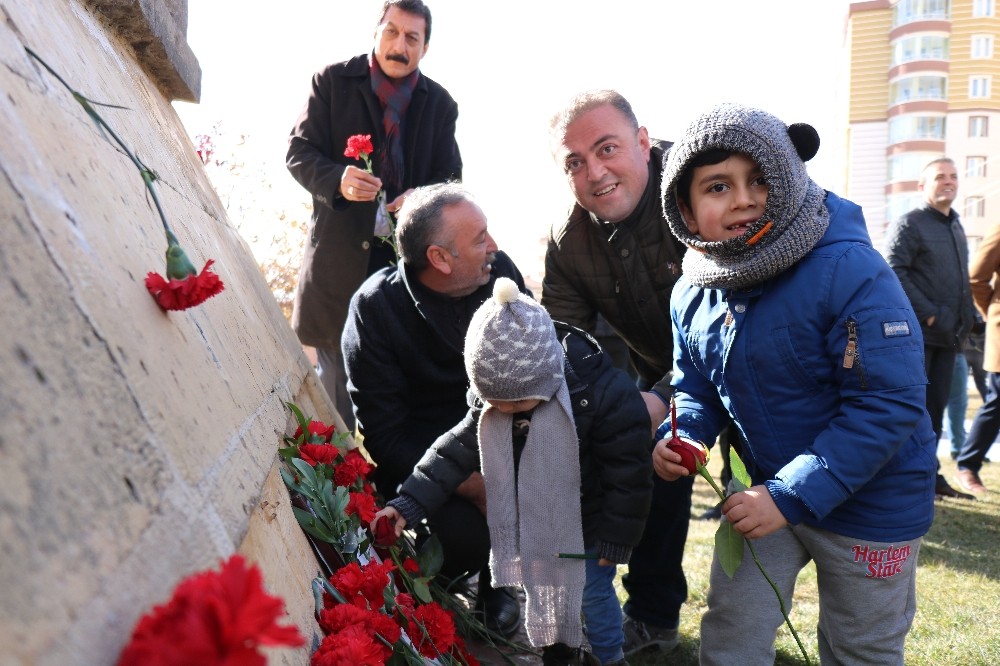 Uğur Mumcu’nun ölüm yıl dönümünde açılan basın anıtında isim tartışmaları 