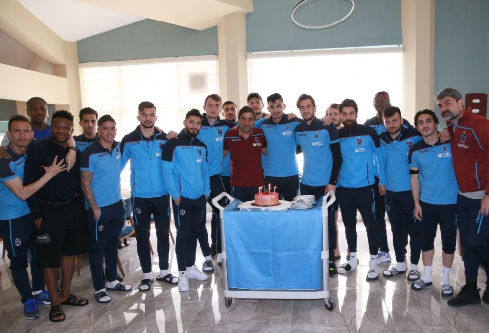 Uğurcan Çakır’a, Antalyaspor maçı öncesi doğum günü sürprizi 