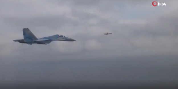 Ukrayna füzesi ve SU-27 savaş uçağı yan yana!