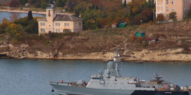 Ukrayna Kerç’e 15 füzeyle saldırdı! Kilometrelerce öteden tek tek Rus savaş gemisi vuruldu