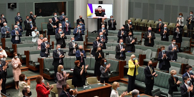 Ukrayna lideri Zelenski, parlamentoyu ayağa kaldırdı