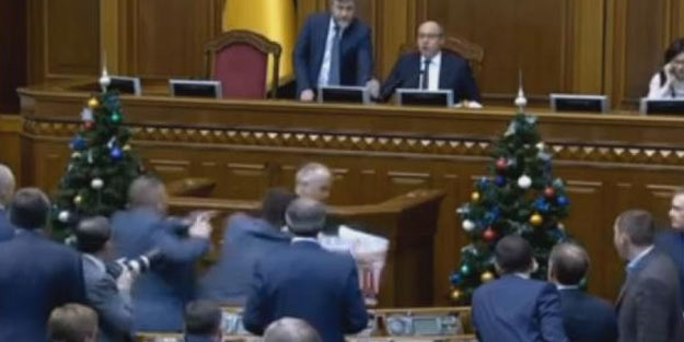 Ukrayna Meclisi'nde 'kilise' kavgası! Yumruklar havada uçuştu