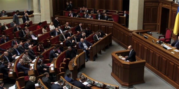Ukrayna Parlamentosu sıkıyönetimi onayladı