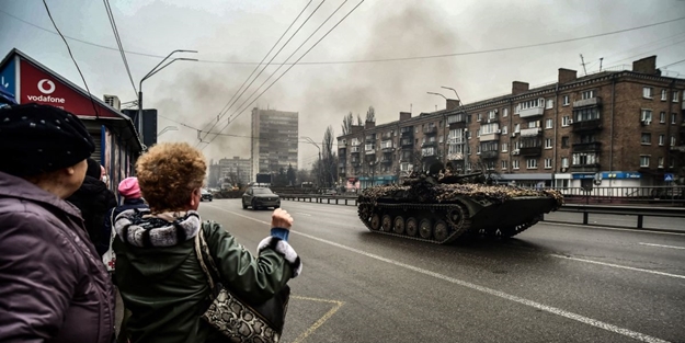 Ukrayna'da cepheden dönen askerlere sevgi gösterisi