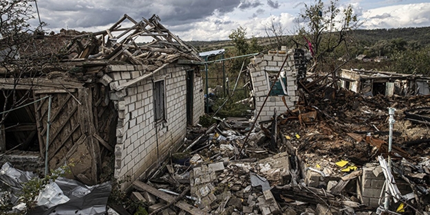Ukrayna'da harabeye dönen köy görüntülendi