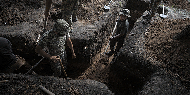 Bölgede hareketlilik! Rus askerlerine karşı siper kazıyorlar