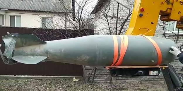 Ukrayna'da infilak etmeyen bomba böyle çıkarıldı