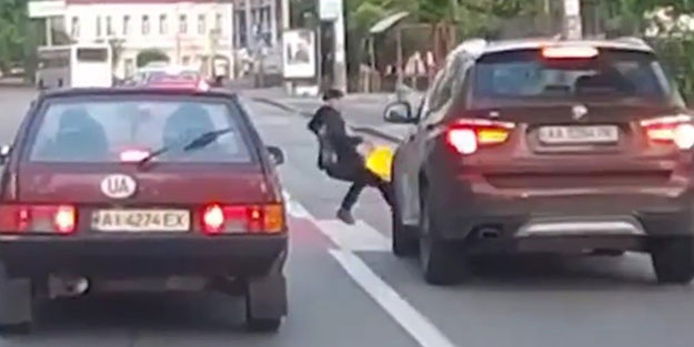 Yolun karşısına geçmek isteyen yaya ölümle burun buruna geldi