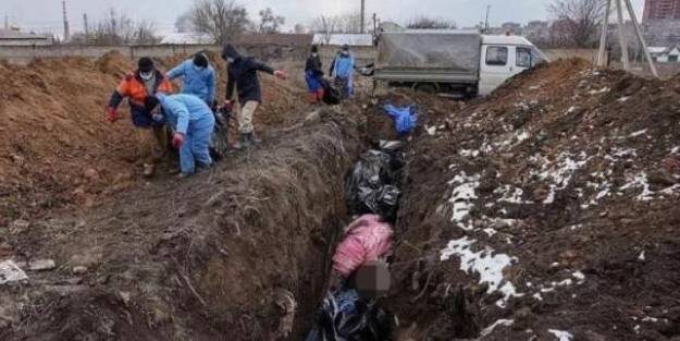 Ukrayna'da korkunç görüntü! İnsanlar toplu mezarlara gömülüyor