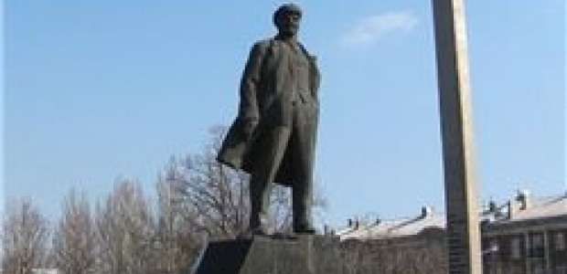 O ülkede Lenin heykeli bombalandı