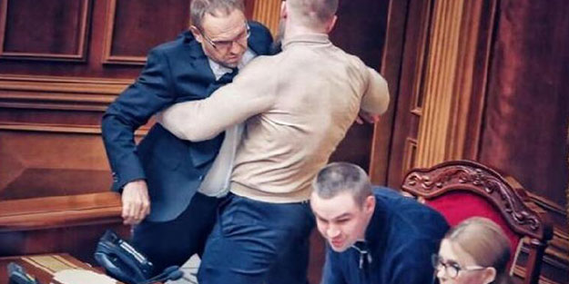 Ukrayna'da meclis karıştı