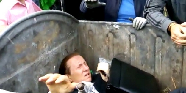 Ukrayna'da milletvekilini çöpe attılar