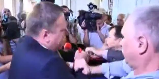 Ukrayna'da milletvekilini nakavt eden yumruk!