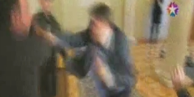 Ukrayna'da milletvekilleri yumruk yumruğa birbirine girdi