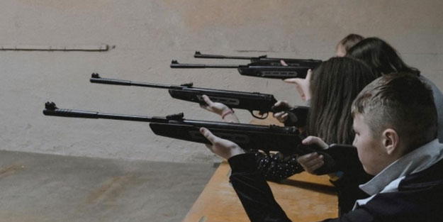 Ukrayna'da okullardaki çocuklara silah eğitimi