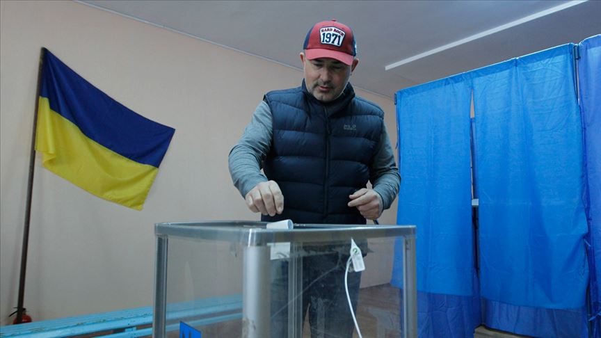 Ukrayna’da pazar günü erken genel seçim yapılacak