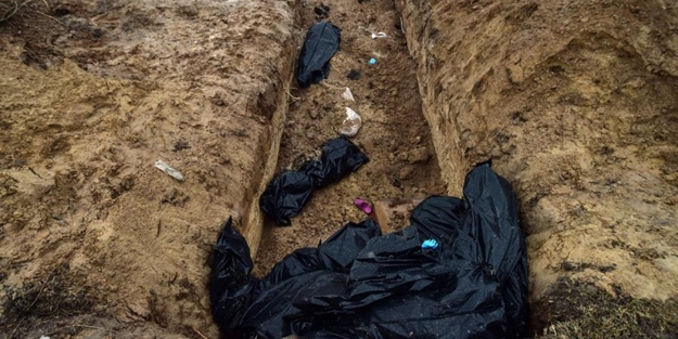 Ukrayna'da siviller toplu mezarlara gömülüyor