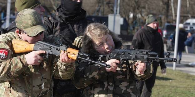 Ukrayna'da sivillere askeri eğitim