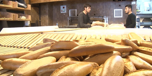 Ukrayna’dan dönüp depremzedeler için ekmek dağıtmaya başladı