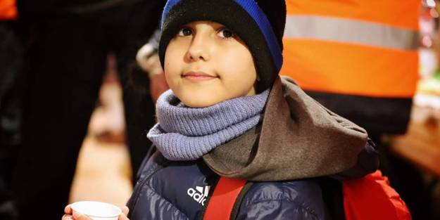 Ukrayna'dan kaçarak kilometrelerce yol kat eden 11 yaşındaki çocuk 'kahraman' ilan edildi