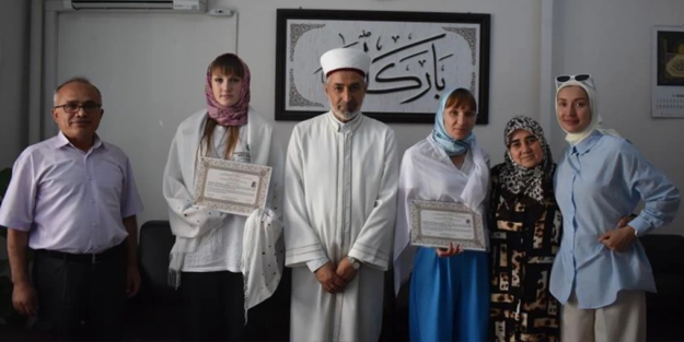 Ukraynalı aile İslâm ile şereflendi: Ayşe ile Aliya isimlerini aldılar...