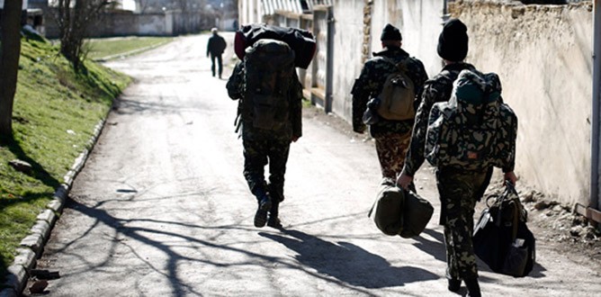 Ukraynalı askerler Kırım’dan ayrılıyor