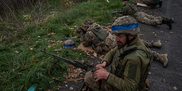 Ukraynalı askerlere keskin nişancılık eğitimi