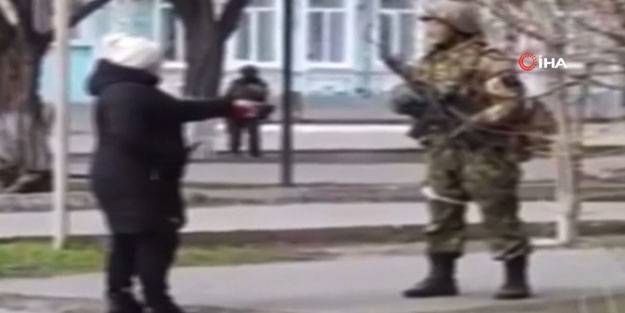 Ukraynalı kadın Rus askerlerinin karşısına dikildi