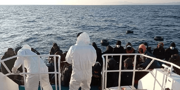 Ukraynalı olsalardı geri iterler miydi? Yunanistan’ın geri ittiği şişme bottaki 'mavi gözlü ve sarışın' olmayan 35 göçmen kurtarıldı!