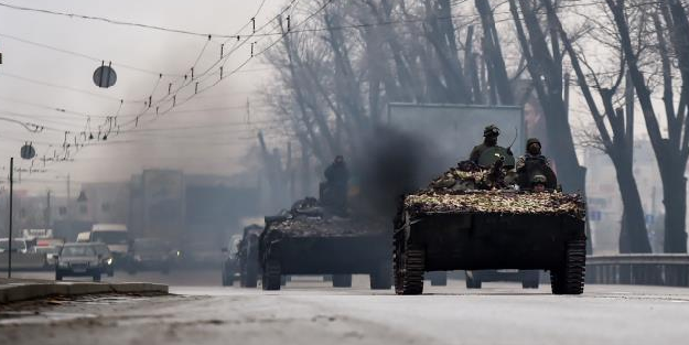 Ukraynalılar, askerleri ayakta karşıladı